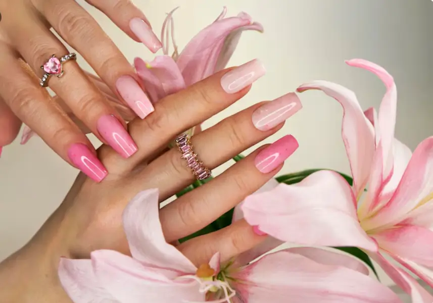 Manucure Naily'Up rose dégradé et paillettes avec des fleurs, illustrant les possibilités infinies de Nail Art.