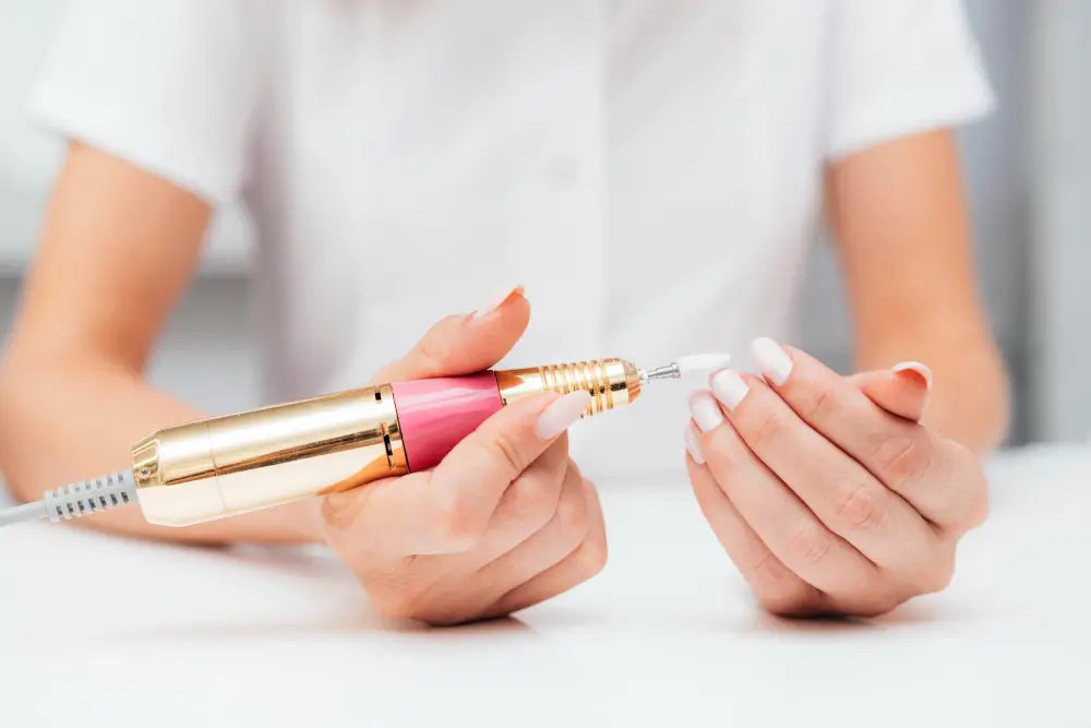 Experte en prothésie ongulaire depuis 2002 présentant la pose de gel UV et l'opportunité VDI Naily Up sans stock.